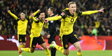 Sabitzers Dortmunder zittern sich im Elferschie&szlig;en weiter