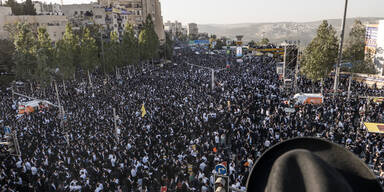 Demonstrant stirbt bei Sturz von Hochhaus