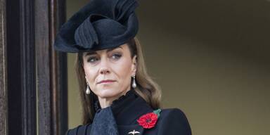 Der Grund, warum Prinzessin Kate hier eine rote Mohnblume trägt