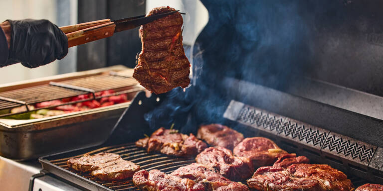 Grill-Hack: Mit diesem Hausmittel bleibt Ihr Fleisch nie wieder am Rost kleben