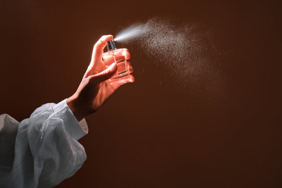 Parfum Layering Trend erklärt: So kombinieren Sie Düfte richtig