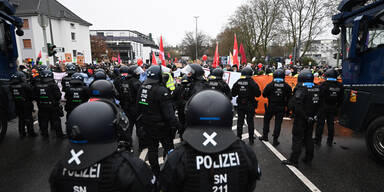 Massive Proteste bei Gründung von AfD-Jugend