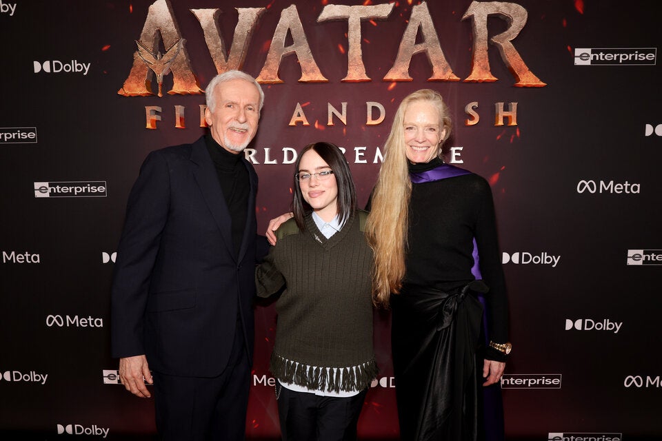 James Cameron, Billie Eilish und Suzy Amis Cameron.