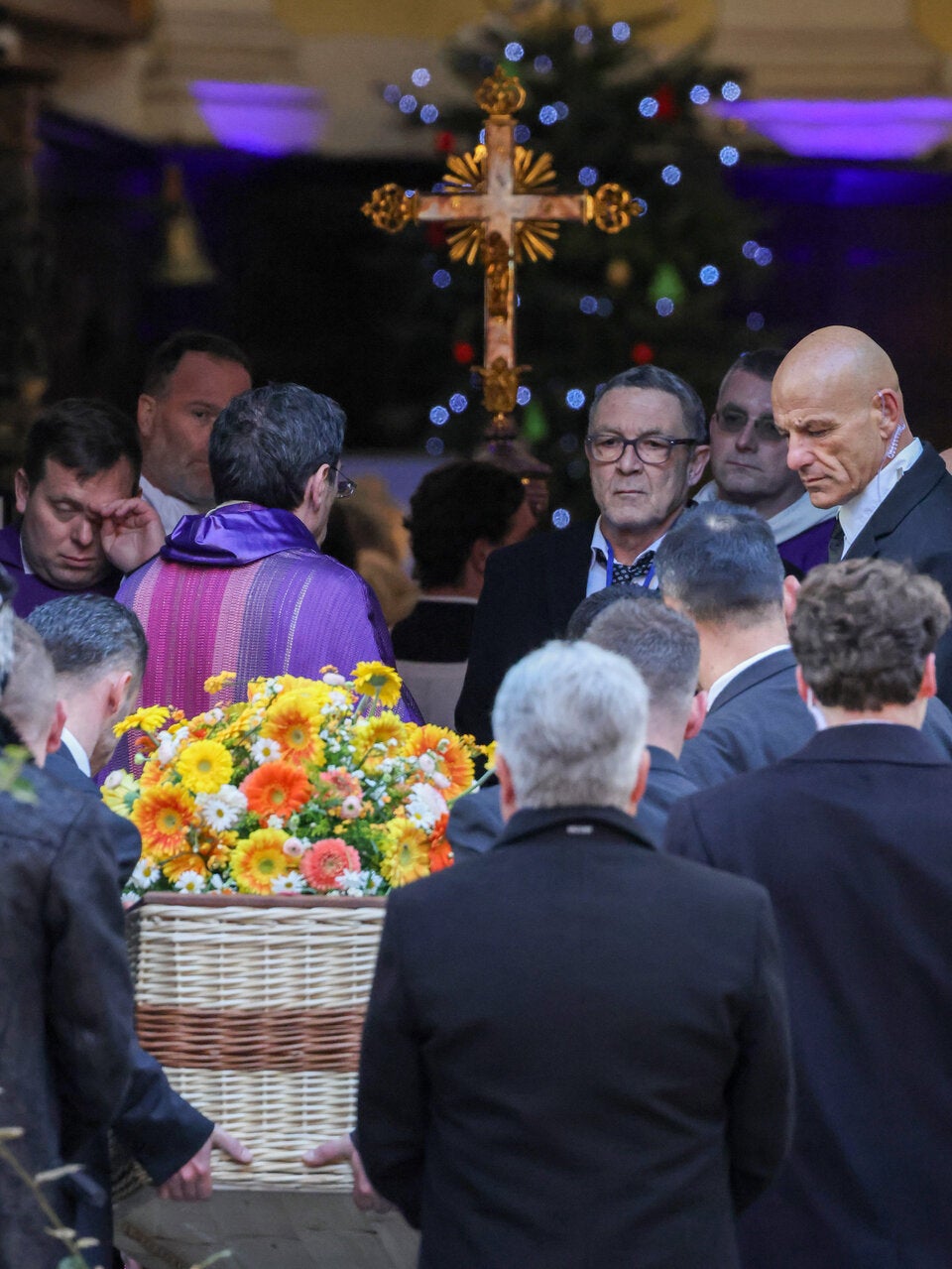 Bardots Sohn Nicolas-Jacques blickt auf den Sarg hinunter. 