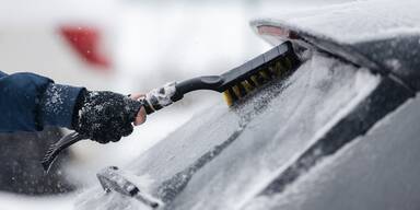 Fatal! Diese Fehler sollten Sie beim Eiskratzen am Auto auf keinen Fall machen