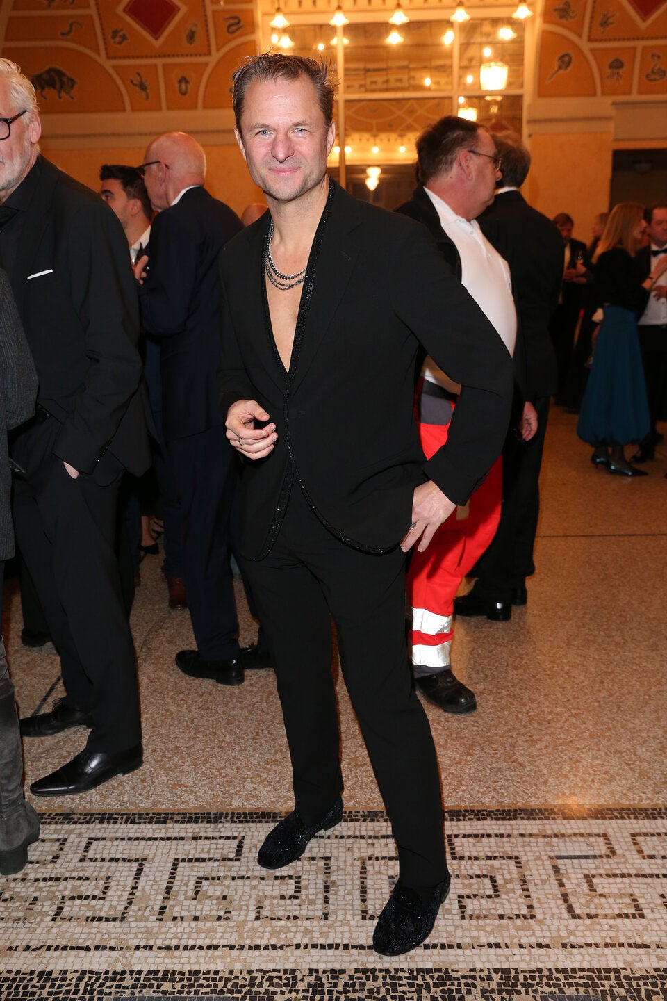 Philipp Hochmair trug Sakko und zeigte Haut. 