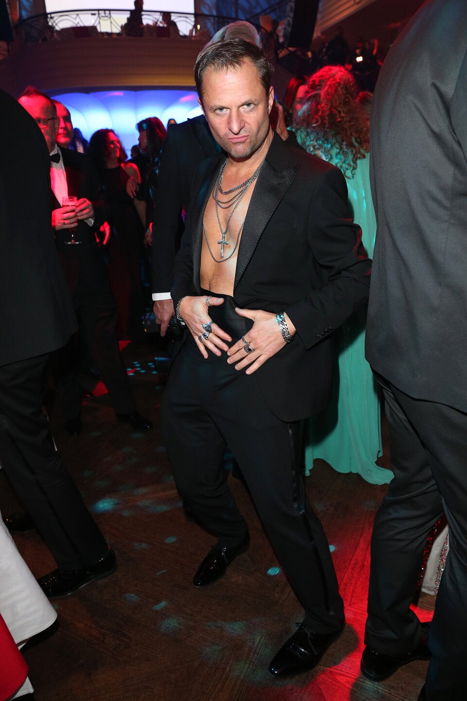 Philipp Hochmair tanzte oben ohne für die Fotografen.