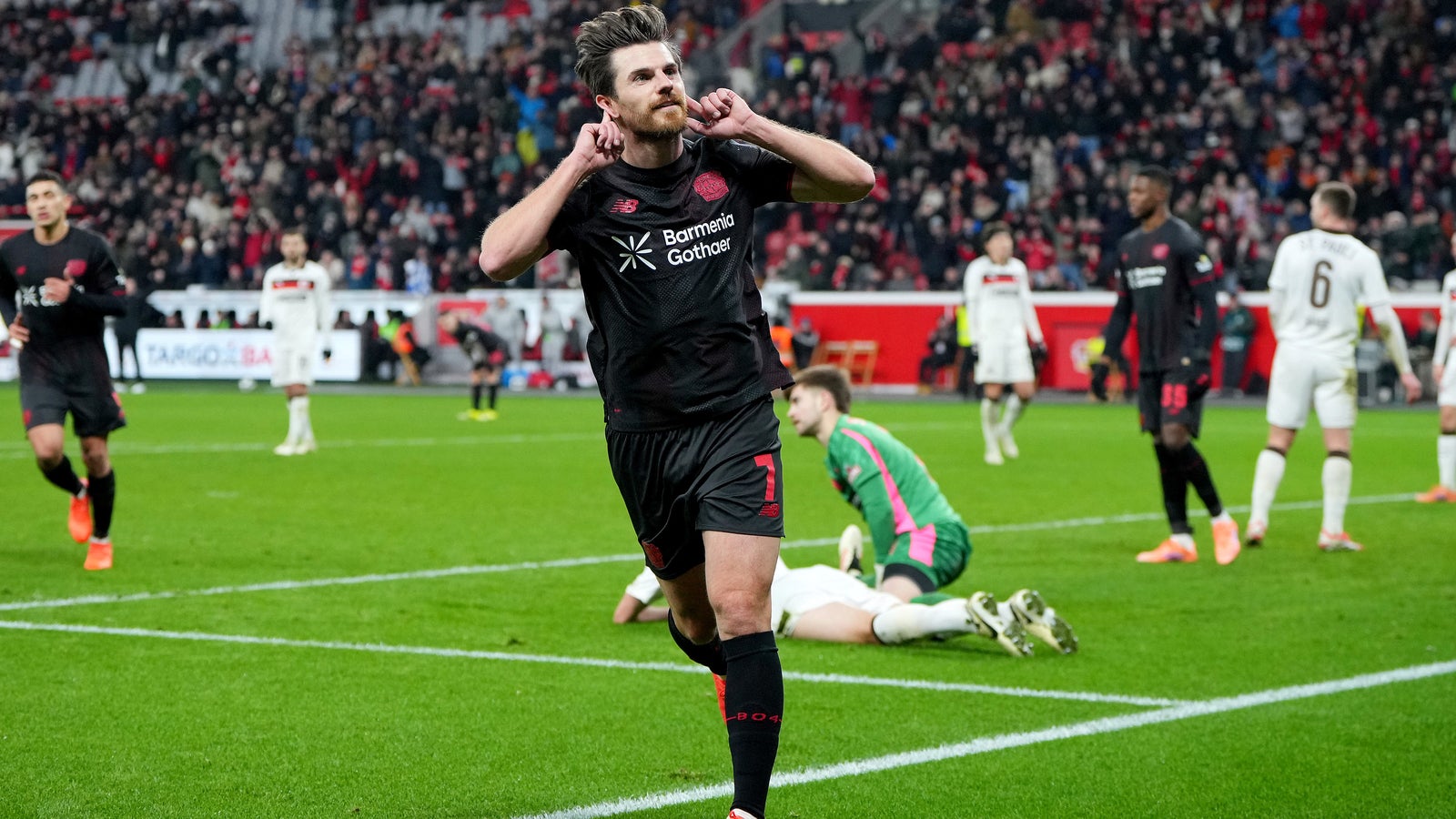 Leverkusen nach 3:0 gegen St. Pauli im Halbfinale Kép