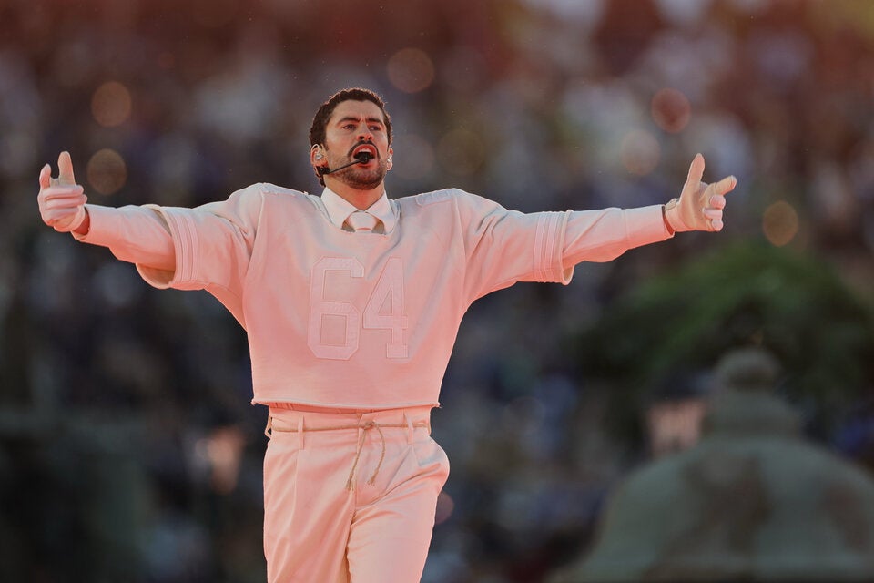 Das steckt hinter der mysteriösen Nummer auf Bad Bunnys Super-Bowl-Outfit von Zara