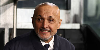 Skandal: Startrainer k&uuml;sst TV-Lady w&auml;hrend Live&uuml;bertragung auf Schulter