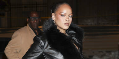 Total irre: Rihannas Baby trägt Luxus-Look von Vintage Dior