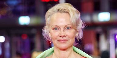 Blow-out statt Nat&uuml;rlichkeit: Pamela Anderson &uuml;berrascht mit DIESER neuen Frisur