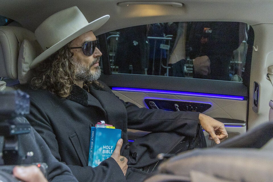 Russel Brand mit Bibel 