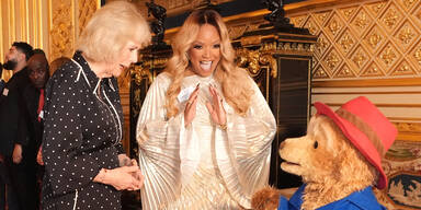 K&ouml;nigin Camilla und Paddington B&auml;r
