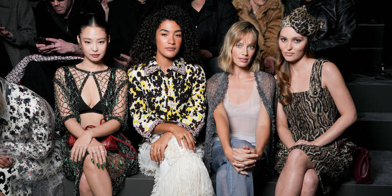 Haare ab! Margot Robbie überrascht bei Chanel mit völlig neuem Look