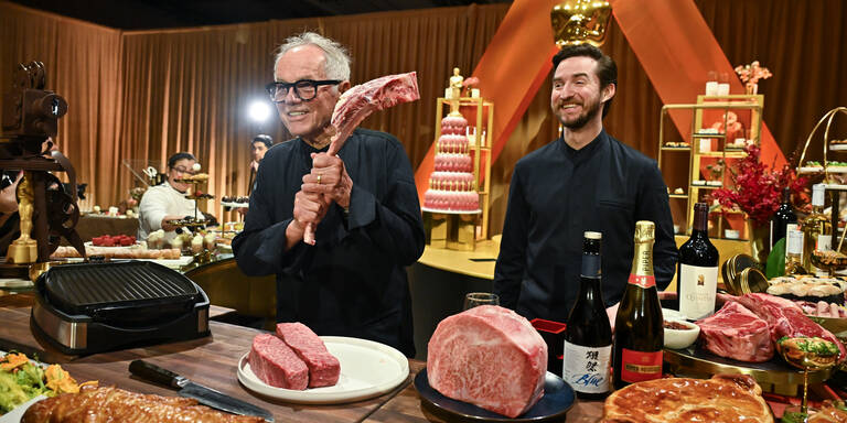 Oscars 2026: Wolfgang Puck servierte den Stars Apfelstrudel & Sachertorte