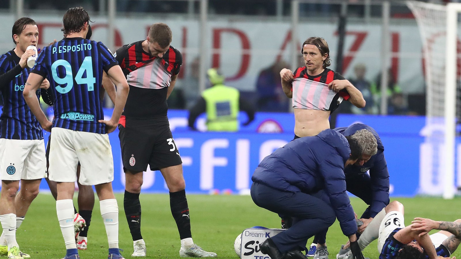 Milan meldete sich mit Sieg gegen Inter im Titelkampf zurück Kép