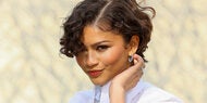 Zendaya zeigt ihren Ehering bei Louis Vuitton Show in Paris