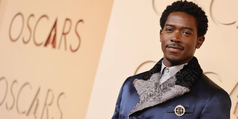 Endlich mehr als schwarzer Anzug! Die Best-Dressed Männer bei den Oscars 2026