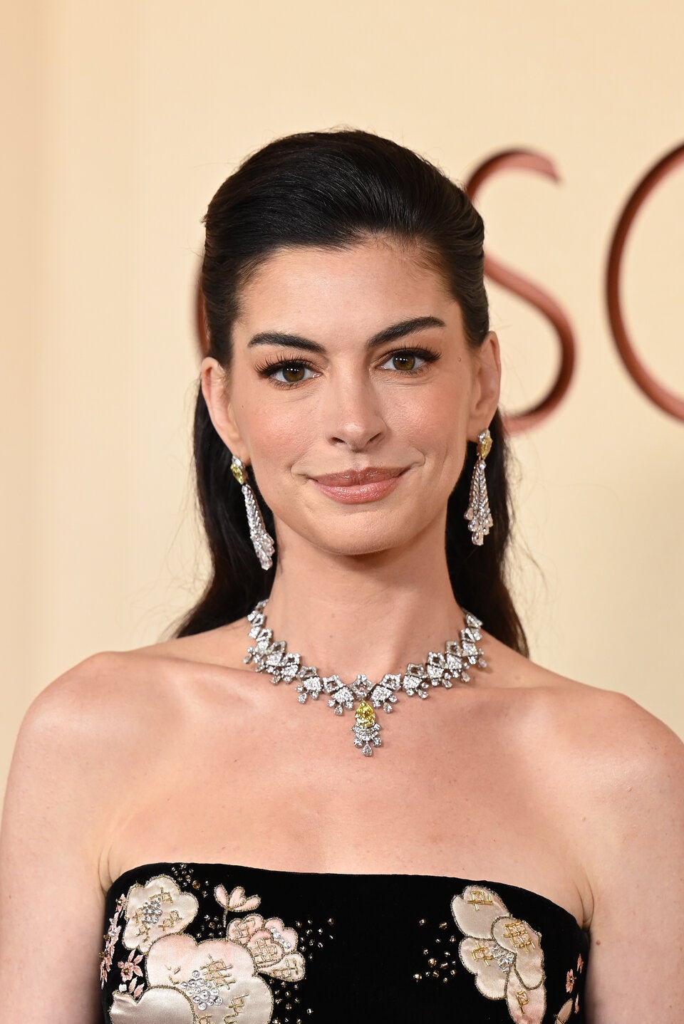 Ohne OP: Anne Hathaway enthüllt ihren genialen (und kostenlosen!) Facelift-Trick