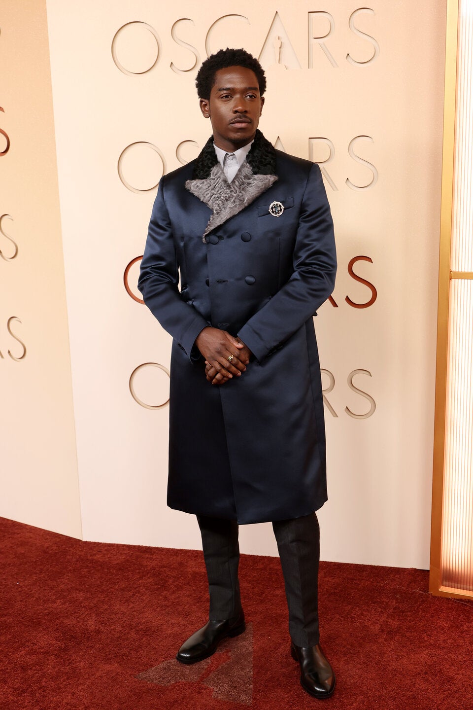 Endlich mehr als schwarzer Anzug! Die Best-Dressed Männer bei den Oscars 2026