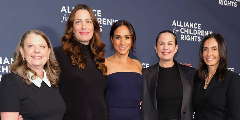 Schwanger am roten Teppich: Meghan strahlt mit Freundin bei Hollywood-Gala