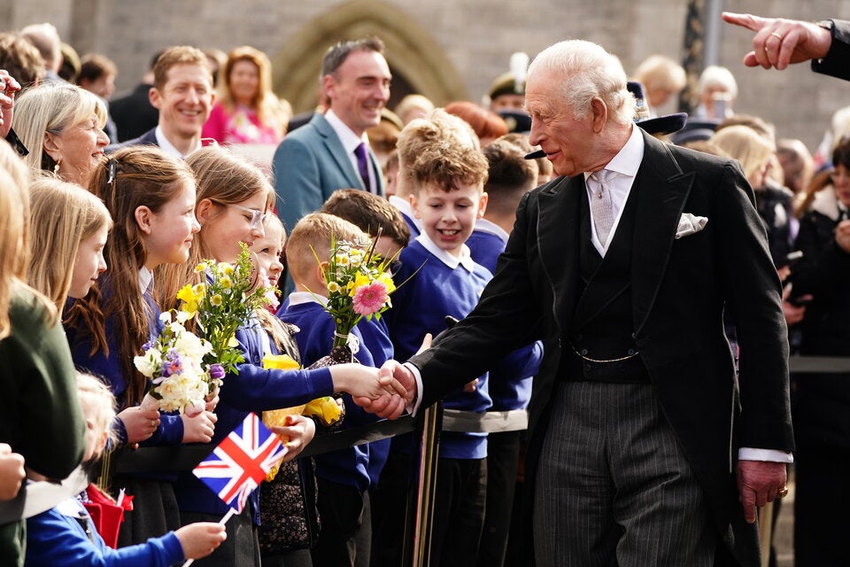 König Charles und Camilla in der St Asaph Cathedral  