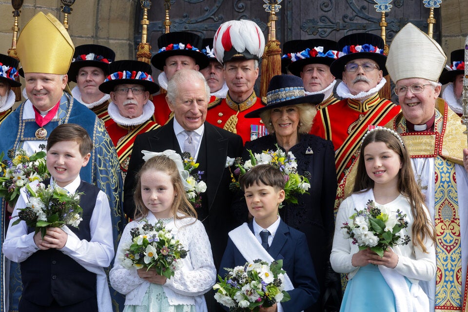 König Charles und Camilla in der St Asaph Cathedral  