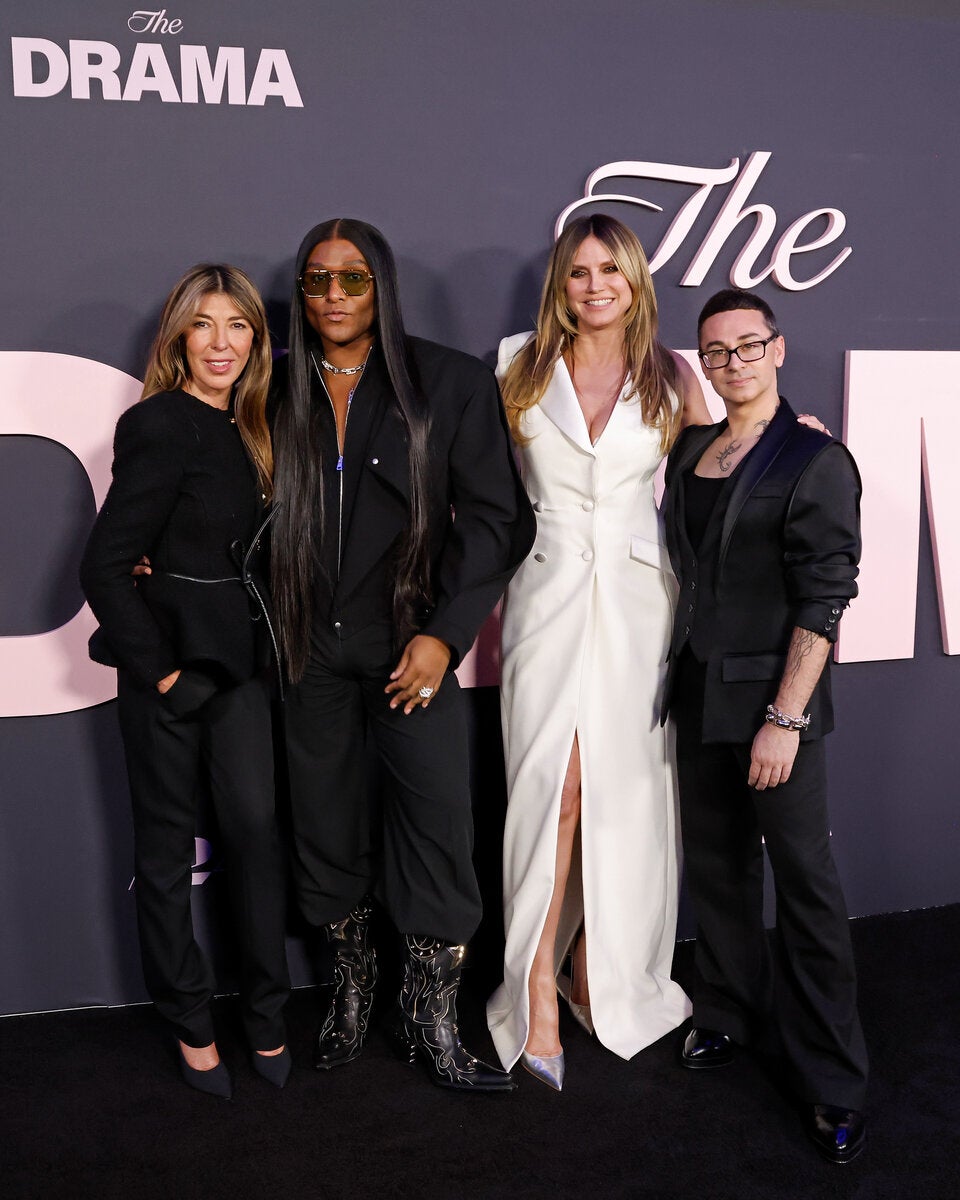 Gewagter Look: Heidi Klum spaltet mit verrücktem Blazer-Kleid das Netz