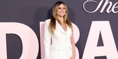 Gewagter Look: Heidi Klum spaltet mit verr&uuml;cktem Blazer-Kleid das Netz