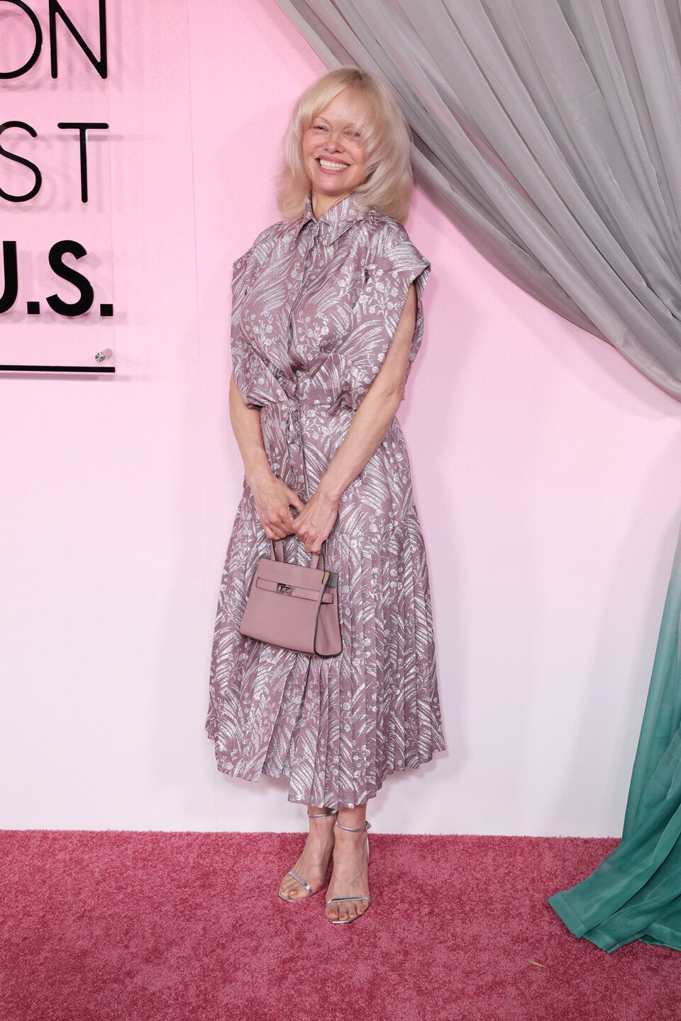 Blow-out statt Natürlichkeit: Pamela Anderson überrascht mit DIESER neuen Frisur