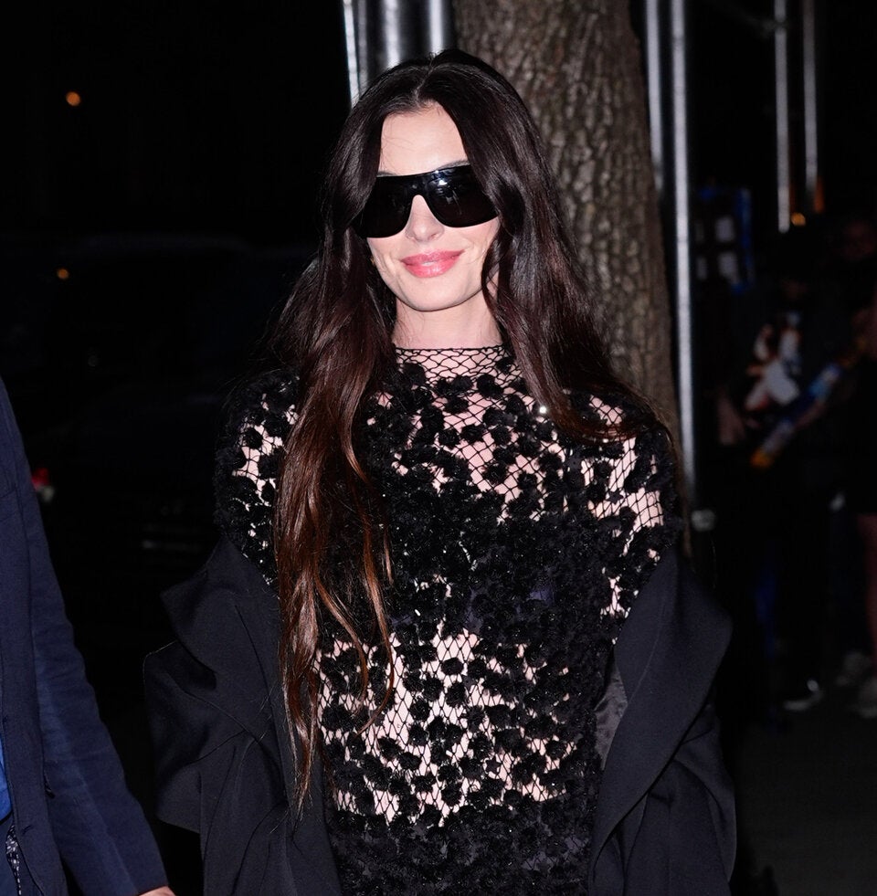 Freizügiger denn je: Anne Hathaway begeistert im Naked Dress