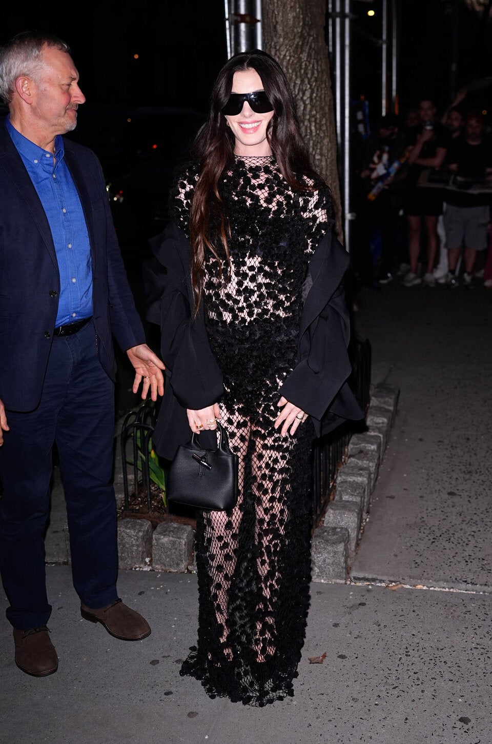 Freizügiger denn je: Anne Hathaway begeistert im Naked Dress