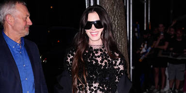 Freizügiger denn je: Anne Hathaway begeistert im Naked Dress