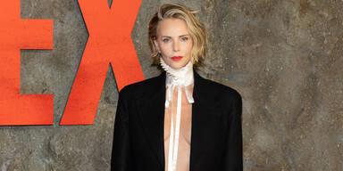 BH und Shirt vergessen? Charlize Theron raubt uns im "Oben-ohne"-Look den Atem