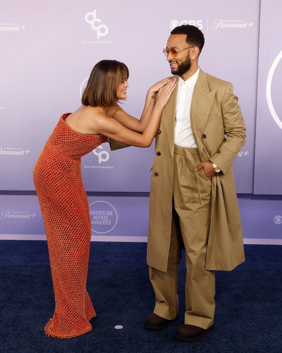 Nackte Haut und Fashion-Pannen: Die schrillsten Looks der AMAs 2026