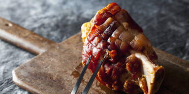 Betrunkener attackierte Tankstellen-Verkäuferin mit Schweinshaxe