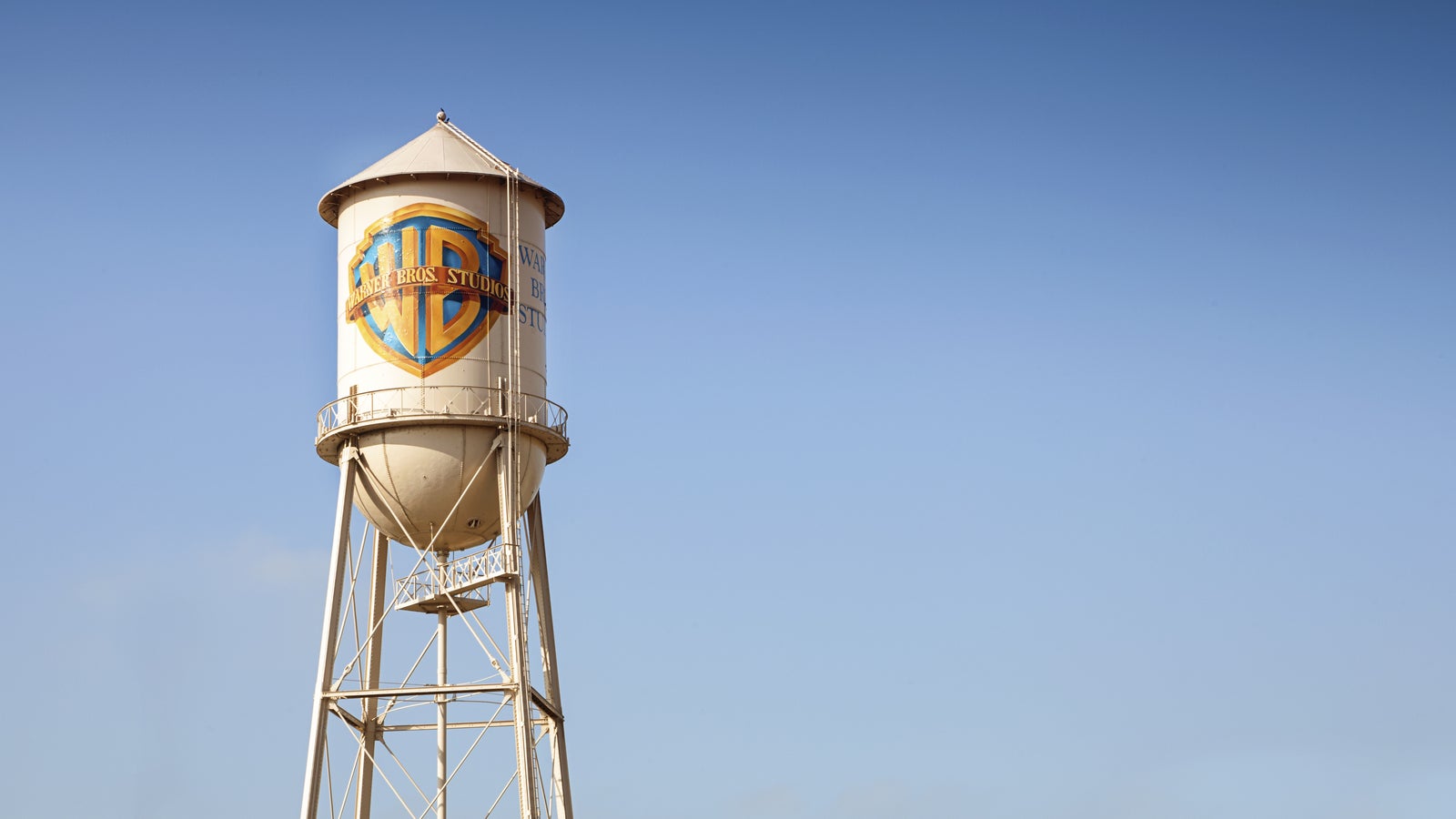 Pénzügyi fegyelem vs. Birodalomépítés: A Netflix kiszállt, a Paramounté a Warner-trón