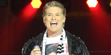 Vom Bademantel bis zu K.I.T.T.: Hasselhoff versteigert jetzt sein Hab und Gut