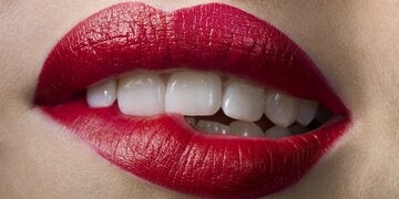 Lippen beißen