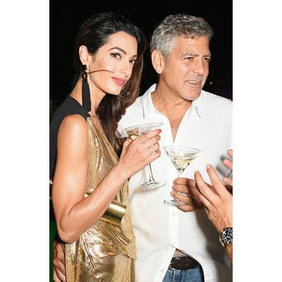 Amal Clooney - Strahlende Goldmarie