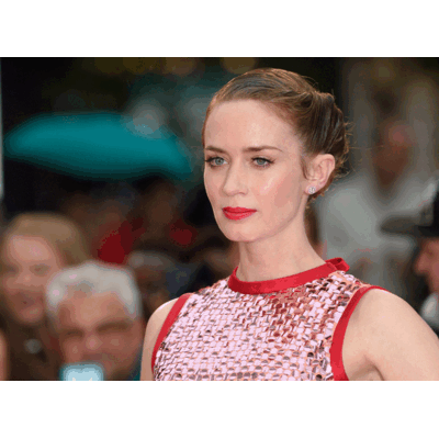 Emily Blunt in glitzerndem Rosé