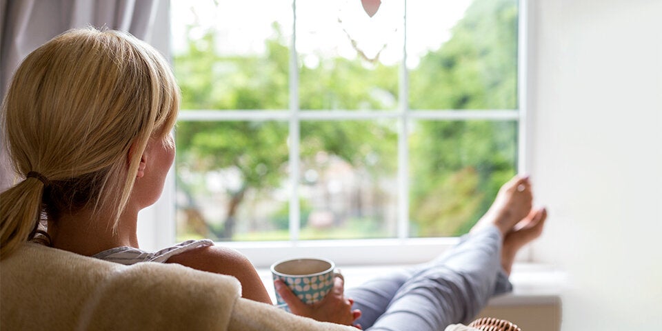 Frau auf Couch mit Kaffee