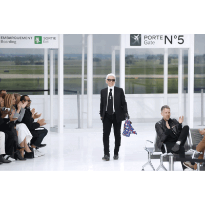 Karl LACHT bei Chanel Show