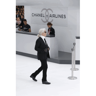Karl LACHT bei Chanel Show