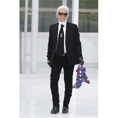 Karl LACHT bei Chanel Show
