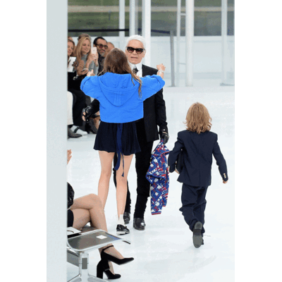 Karl LACHT bei Chanel Show