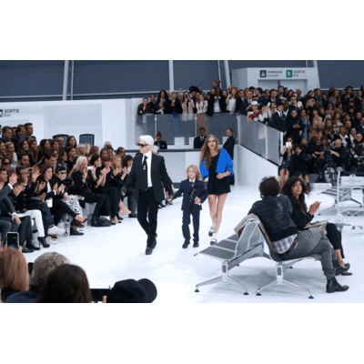 Karl LACHT bei Chanel Show