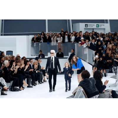Karl LACHT bei Chanel Show