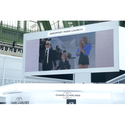 Karl LACHT bei Chanel Show